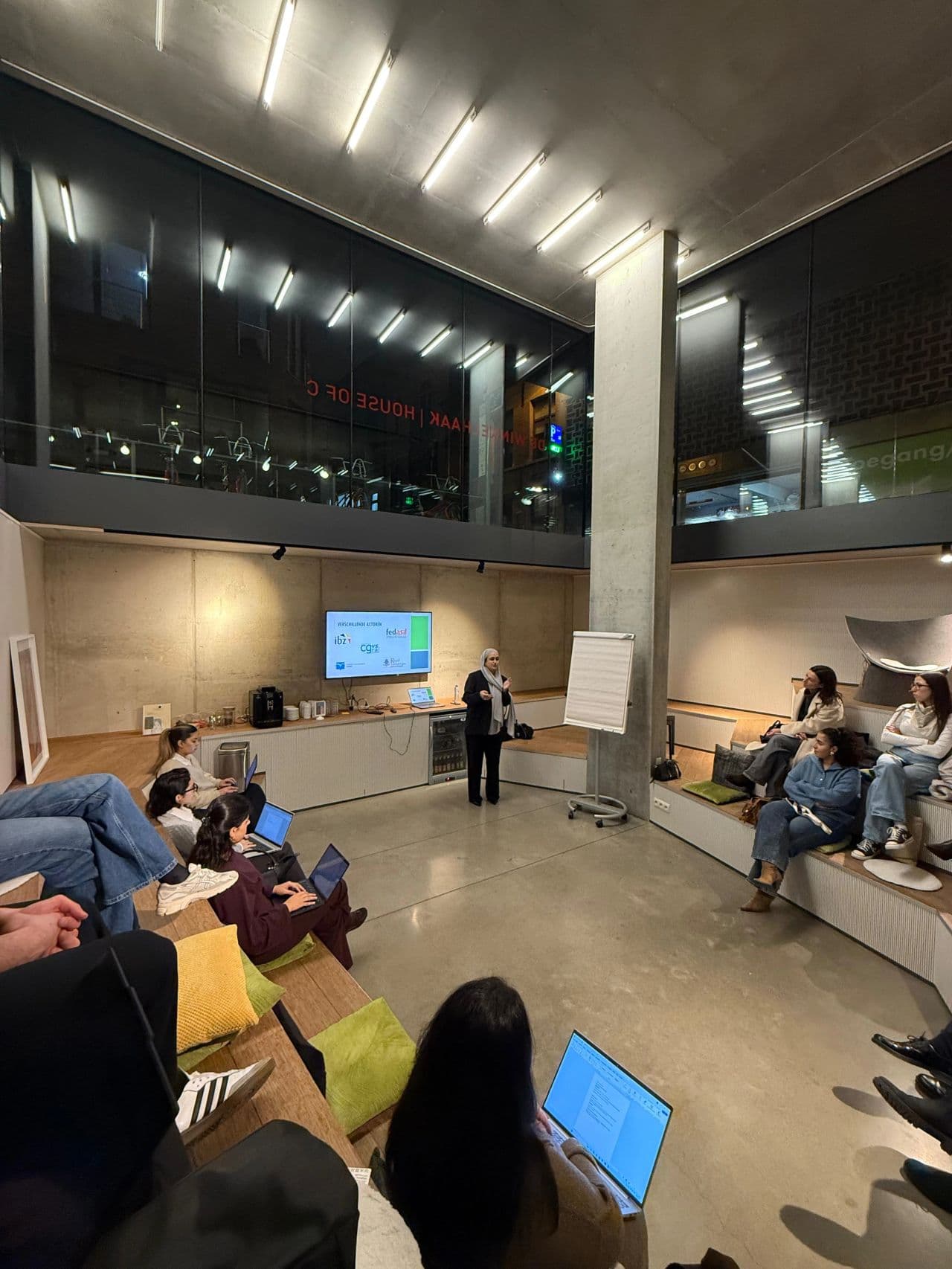 Roots Connect workshop: professionals in collaboration during a presentation.